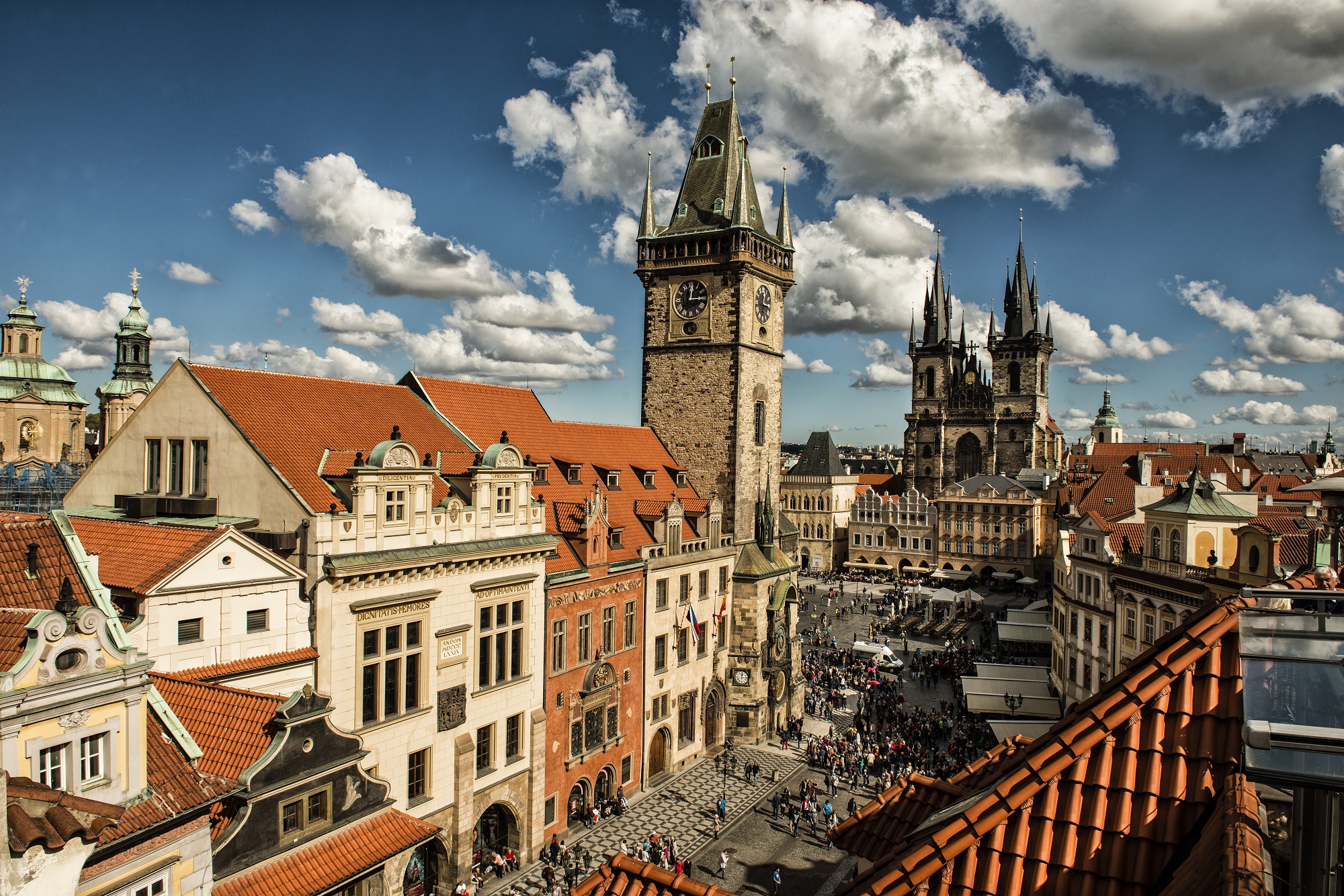 Praha - pohled na Staroměstské náměstí se Staroměstskou radnicí s Pražským orlojem a Týnský chrám
