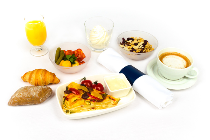 Gourmet Menü - Warmer Snack mit Omelette serviert an Bord von Czech Airlines