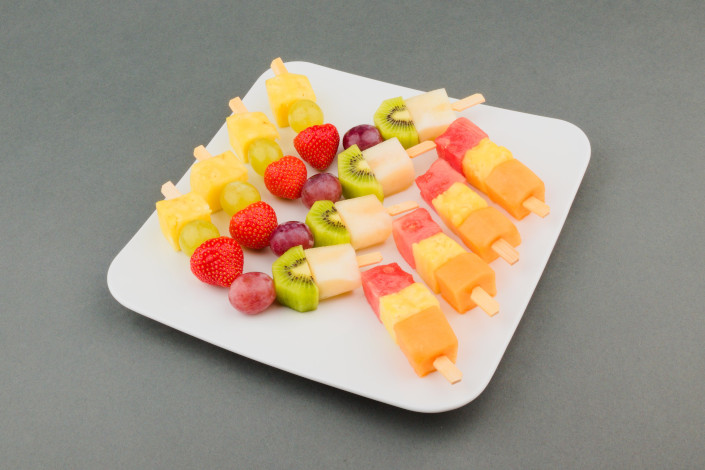 Brochettes de fruits (12 pcs) - diverses sortes de melon, ananas, raisin, fraise, kiwi