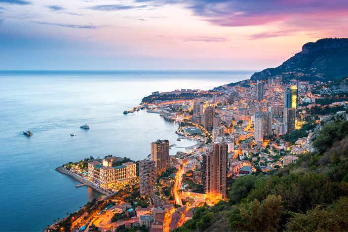 Mónaco - vista nocturna de la ciudad iluminada y el puerto