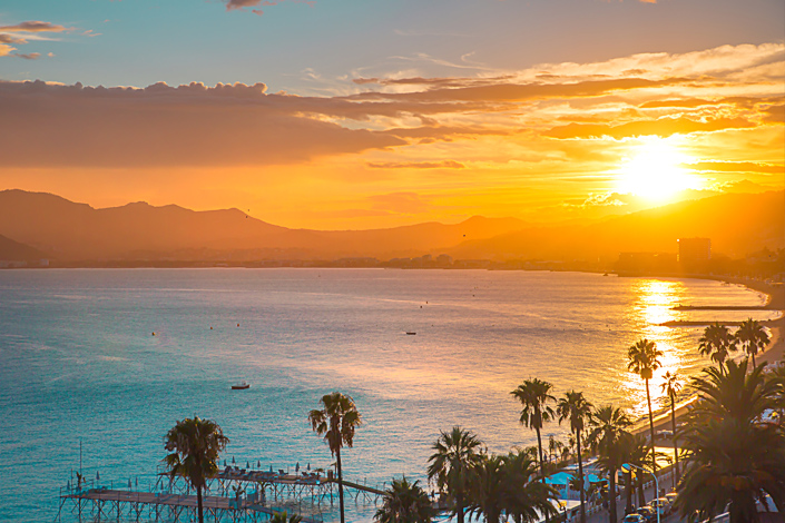 Cannes - pohled na promenádu na pobřeží při západu slunce