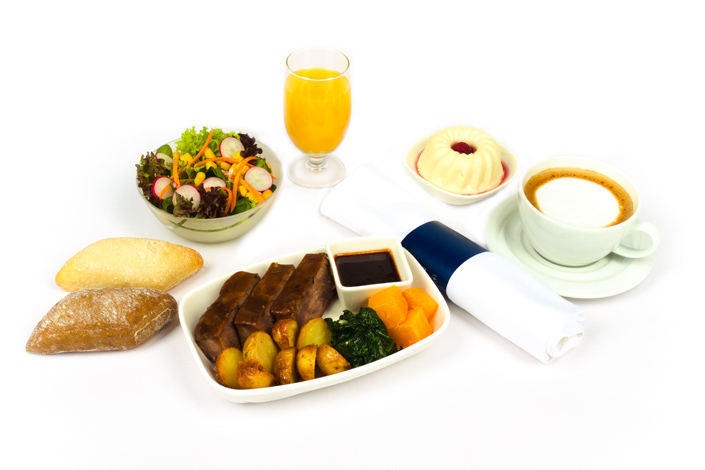 Gourmet Menü - warmes Menü mit Rindfleisch serviert an Bord von Czech Airlines